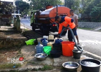 DISTRIBUSI: Petugas BPBD Kendal mendistribusikan air bersih di salah satu daerah terdampak kekeringan beberapa waktu lalu. (Dok. BPBD Kendal/Lingkarjateng.id)