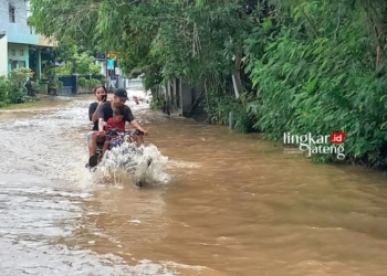 Sungai Kendal Meluap, 11 Kelurahan Tergenang Banjir hingga 30 Cm 29 BANJIR: Tampak warga nekat menerjang banjir di Kecamatan/Kabupaten Kendal pada Kamis, 18 Januari 2024. (Arvian Maulana/Lingkarjateng.id)