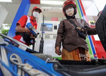 PEMBELIAN BBM: Petugas SPBU Pertamina saat sedang melayani pembelian BBM, baru-baru ini. (Nisa Hafizhotus Syarifa/Lingkarjateng.id)