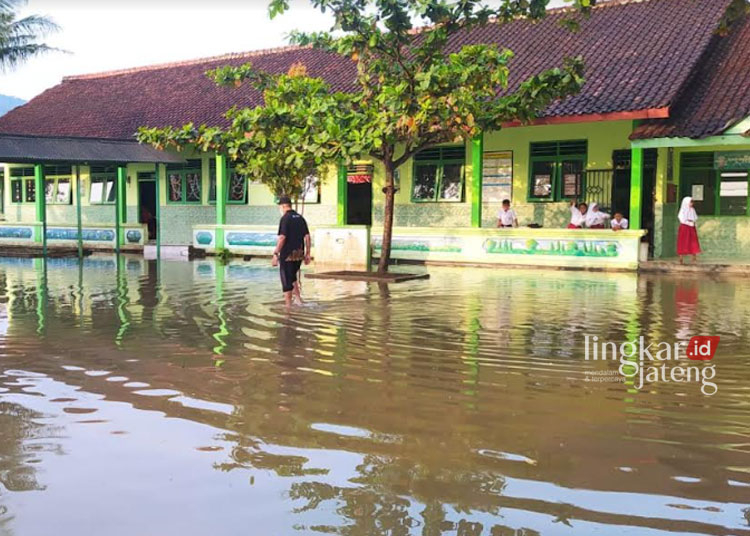 BANJIR: Kondisi halaman sekolah SDN Rapah 02, Desa Rapah, Kecamatan Banyubiru, Kabupaten Semarang pada Rabu, 3 Januari 2023 yang tergenang air sehingga dilakukan penyedotan oleh petugas Damkar Kabupaten Semarang. (Dinas Poldam Kab. Semarang/Lingkarjateng.id)