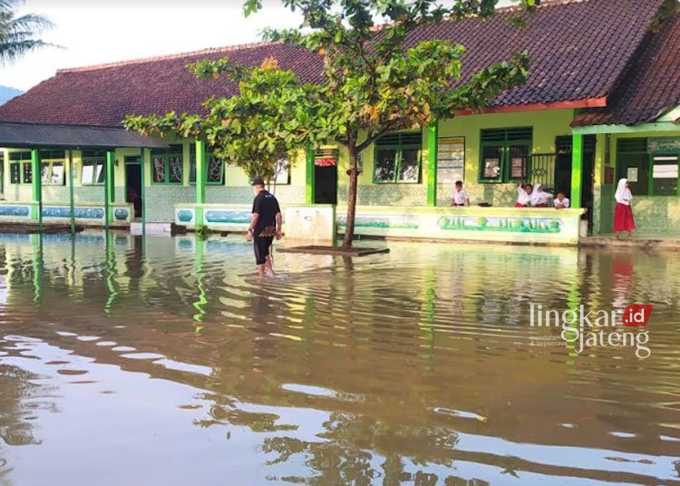 Tak Ada Gorong-Gorong, SDN 2 Rapah Semarang Jadi Langganan Banjir saat Musim Hujan 25 BANJIR: Kondisi halaman sekolah SDN Rapah 02, Desa Rapah, Kecamatan Banyubiru, Kabupaten Semarang pada Rabu, 3 Januari 2023 yang tergenang air sehingga dilakukan penyedotan oleh petugas Damkar Kabupaten Semarang. (Dinas Poldam Kab. Semarang/Lingkarjateng.id)