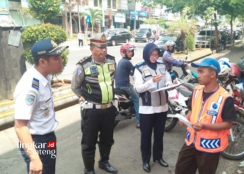 PEMBINAAN: Petugas Dishub Kota Salatiga saat melakukan pengawasan dan pembinaan tehadap juru parkir di kawasan Jalan Sudirman, belum lama ini. (Angga Rosa/Lingkarjateng.id)