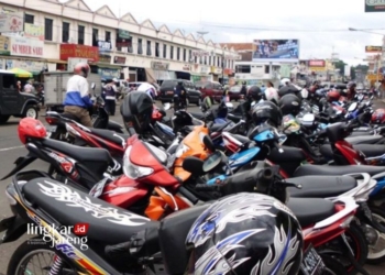 POTRET: Kondisi tempat parkir di Jalan Jenderal Sudirman, Kota Salatiga tampak penuh kendaraan bermotor pada Minggu, 21 Januari 2024. (Angga Rosa/Lingkarjateng.id)
