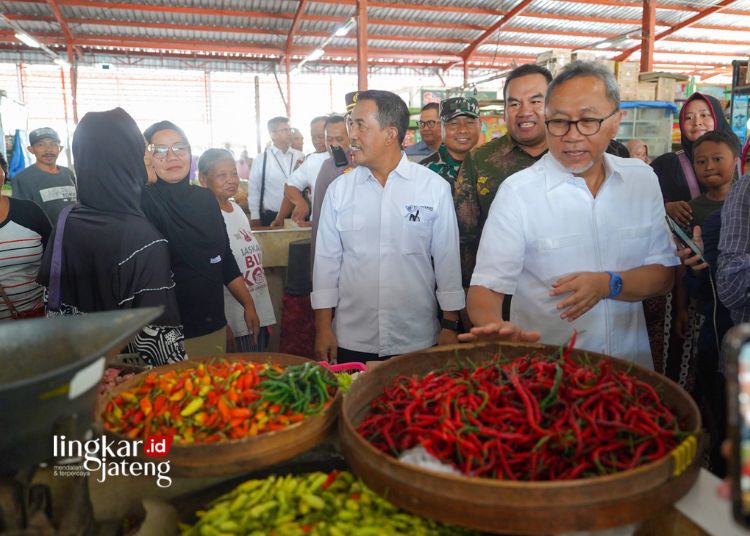 POTRET: Tampak Menteri Perdagangan, Zulkifli Hasan (paling kanan), meninjau kondisi Pasar Cepu Induk usai peresmian pada Minggu, 21 Januari 2024. (Dok. Humas Kemendag/Lingkarjateng.id)