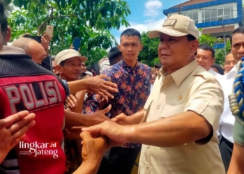 KUNJUNGI WARGA: Menteri Pertahanan Prabowo Subianto saat berkunjung ke Kabupaten Blora pada Kamis, 18 Januari 2024. (Hanafi/Lingkar.news)