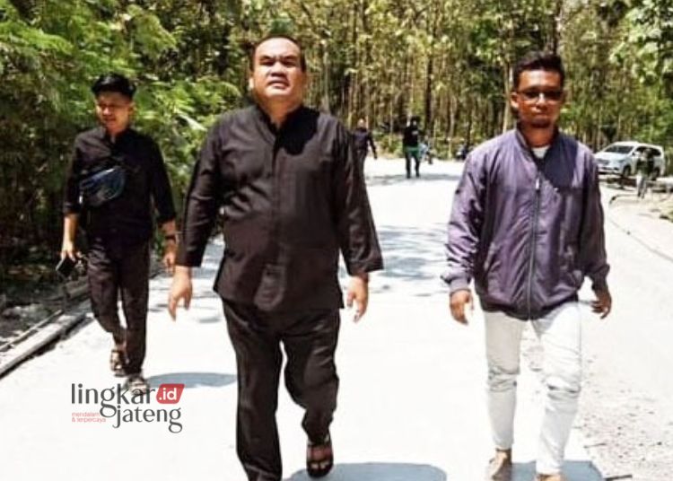 MONITORING: Bupati Blora, Arief Rohman (tengah), saat meninjau pembangunan ruas Jalan Randublatung-Getas pada Jumat, 29 Desember 2023. (Dok. Humas Pemkab Blora/Lingkarjateng.id)