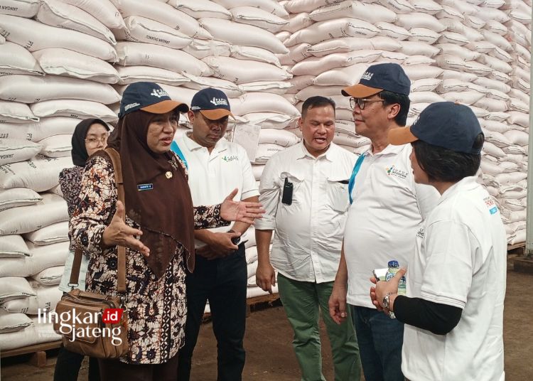 DIALOG: Kepala Dinas Pertanian dan Peternakan Kabupaten Pati, Niken Tri Meiningrum berbincang dengan Direktur Produksi PT Pupuk Indonesia (Persero), Bob Indiarto, sebelum acara Gebyar Diskon Pupuk di Gudang Pusri Pati, Dusun Kaliampo, Desa Wangunrejo, Kecamatan Margorejo, Kabupaten Pati, Kamis, Januari 2024. (Setyo Nugroho/Lingkarjateng.id)