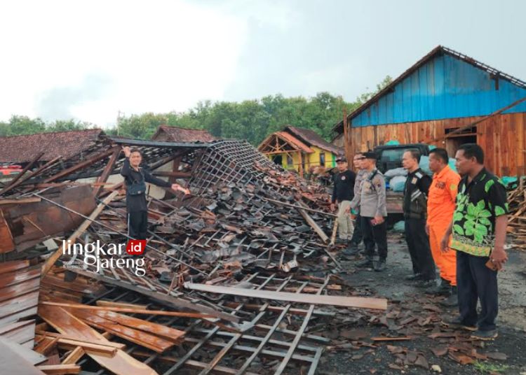 ROBOH: BPBD Blora meninjau rumah roboh akibat diterjang puting beliung di Dukuh Talkidang, Desa Ngliron, Kecamatan Randublatung, Kabupaten Blora pada Jumat, 26 Januari 2024 siang. (Hanafi/Lingkarjateng.id)