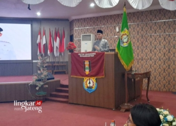 SAMBUTAN: Bupati Kendal, Dico M. Ganinduto menyampaikan sambutan saat pengukuhan PC IMM Kendal pada Jumat, 26 Januari 2024. (Arvian Maulana/Lingkarjateng.id)
