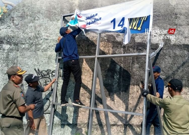 MENERTIBKAN: Petugas Bawaslu Salatiga menertibkan alat peraga kampanye yang melanggar aturan pada November 2023. (Dok. Official Instagram Bawaslu Kota Salatiga/Lingkarjateng.id)