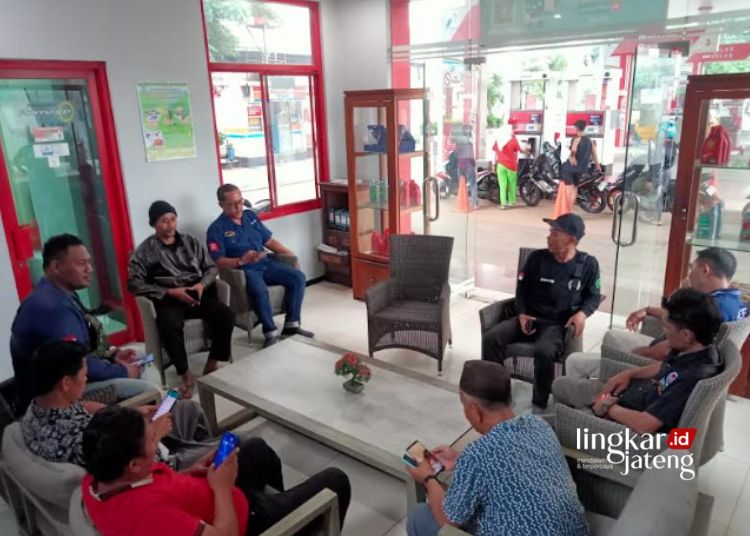 KLARIFIKASI: Sejumlah driver ambulans yang tergabung dalam Paguyuban Ambulance Jepara mendatangi SPBU Kalitekuk Desa Langon, Kecamatan Tahunan, Kabupaten Jepara, Senin, 8 Januari 2024. (Tomi Budianto/Lingkarjateng.id)