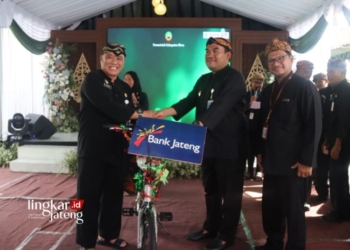 SIMBOLIS: Bupati Blora, Arief Rohman (kedua dari kiri), menyerahkan DPA APBD 2024 kepada perwakilan Kepala OPD Pemkab Blora pada Kamis, 11 Januari 2024. (Dok. Prokompim Blora/Lingkarjateng.id)