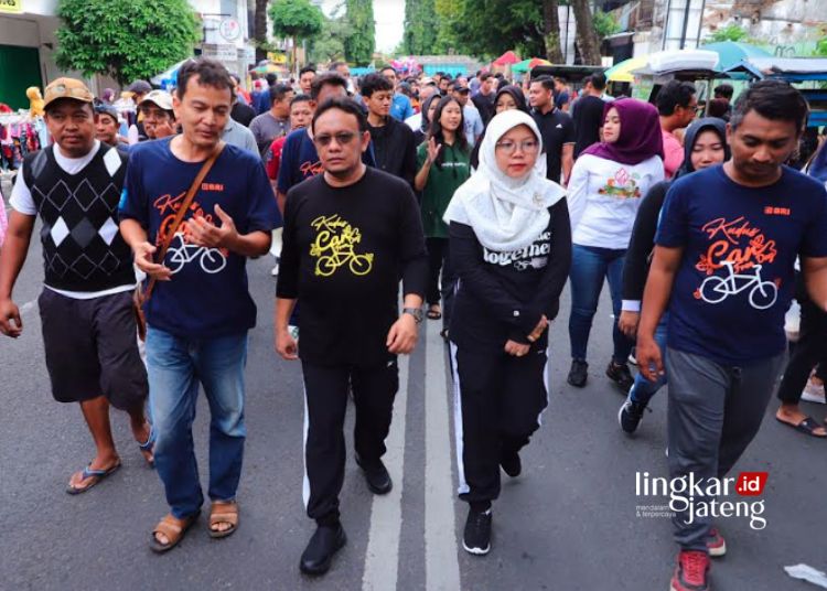 JALAN SEHAT: Penjabat Bupati Kudus, Muhammad Hasan Chabibie (tengah), ikut menyosialisasikan penyelenggaraan Pemilu 2024 dalam Senam Sehat Bersama Masyarakat yang diselenggarakan KPU Kudus dalam CFD di Alun-Alun Simpang Tujuh Kudus, Minggu, 14 Januari 2024. (Nisa Hafizhotus. S/Lingkar.news)