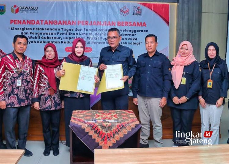 SIMBOLIS: Bawaslu dan Diskominfo Kudus menjalin kerja sama mewujudkan pemilu 2024 damai. (Ihza Fajar/Lingkarjateng.id)