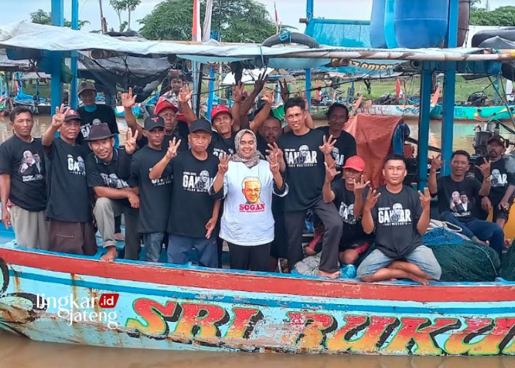 KOMPAK: Para nelayan Desa Gempolsewu, Kecamatan Rowosari, Kabupaten Kendal deklarasi dukung paslon capres-cawapres Ganjar-Mahfud pada Pilpres 2024 pada Minggu, 31 Desember 2023. (Arvian Maulana/Lingkarjateng.id)