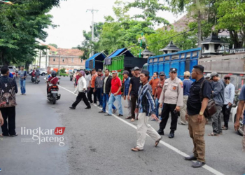 BERAMAI-RAMAI: Ratusan warga Sidomulyo Demak menggeruduk kanto Bupati di Jalan Kyai Singkil, Kamis, 11 Januari 2024. (M. Burhabuddin Aslam/Ligkarjateng.id)