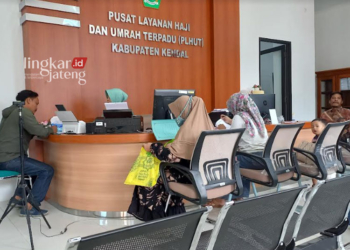 MASIH SEPI: Pegawai Pusat Layanan Haji dan Umrah Terpadu (PLHUT) Kabupaten Kendal sedang melayani calon jemaah haji. (Arvian Maulana/Lingkarjateng.id)