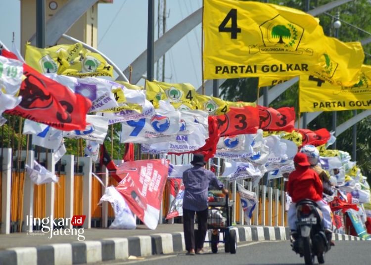 BERDERET: Deretan bendera partai politik dipasang di jembatan Pantee Pirak, Kota Banda Aceh, Sabtu, 23 Maret 2029. (Antara/Lingkarjateng.id)