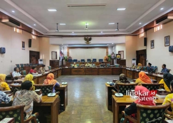 AUDIENSI: Forum Guru Prioritas Pertama Negeri dan Swasta Nusantara (FG PPNS) Grobogan audiensi dengan DPRD Grobogan terkait pengangkatan PPPK pada Senin, 29 Januari 2024. (Dok. Humas DPRD Grobogan/Lingkarjateng.id)