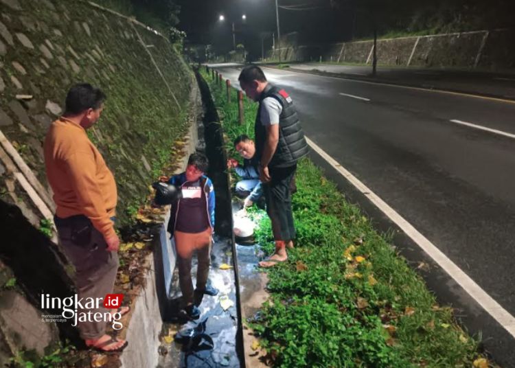 OLAH TKP: Sejumlah petugas Polres Salatiga memeriksa lokasi kejadian pembegalan di Jalan Lingkar Selatan tepatnya di bawah Jembatan Slumut, Kumpulrejo, Argomulyo, Salatiga pada Jumat, 26 Januari 2024. (Dok. Humas Polres Salatiga/Lingkarjateng.id)