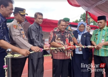 PERESMIAN: Bupati Semarang, Ngesti Nugraha, didampingi Wakil Bupati Semarang, Basari, beserta Forkompimda Kabupaten Semarang saat meresmikan Kampung Wisata Bergas Lor baru-baru ini yang ada di Kecamatan Bergas, Kabupaten Semarang. (Hesty Imaniar/Lingkarjateng.id)