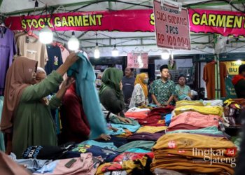 DISKON BESAR: Terlihat masyarakat sedang memilih baju-baju dengan harga miring dalam acara Gebyar PKL di Kudus, baru-baru ini. (Ihza Fajar/Lingkarjateng.id)