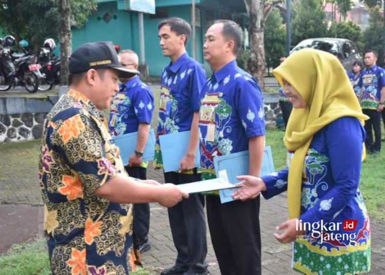 AIMBOLIS: Penjabat (Pj) Wali Kota Salatiga, Yasip Khasani, memberikan penghargaan kepada ASN Kecamatan Sidorejo, Rabu, 10 Januari 2024. (Dok. Prokompim Setda Salatiga/Lingkarjateng.id)