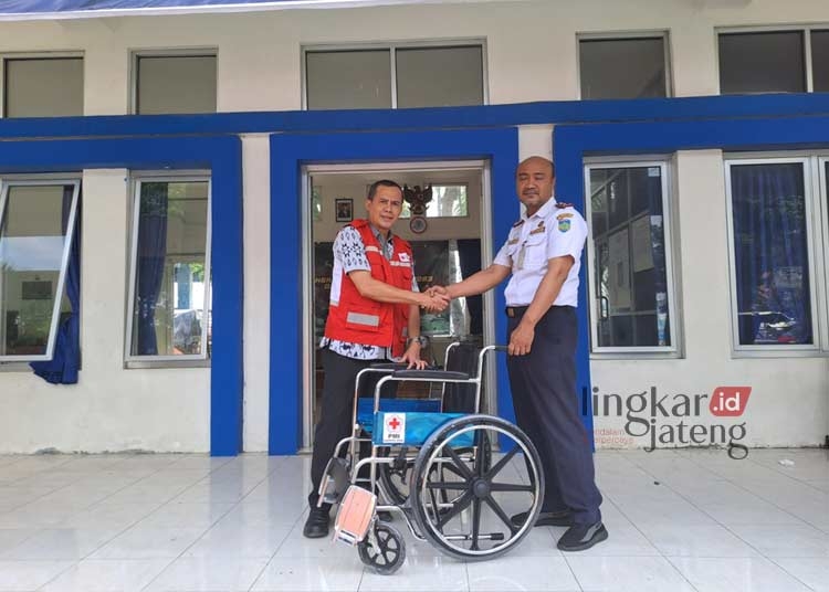 Pelabuhan Kartini Jepara Terima Bantuan Kursi Roda untuk Fasilitasi Penumpang 25 GERAK CEPAT: Sekretaris PMI Jepara Arif Darmawan (kiri) menyerahkan secara simbolis bantuan kursi roda untuk pelayanan di Pelabuhan Kartini, Jepara, pada Selasa, 2 Januari 2024. (Tomi Budianto/Lingkarjateng.id)