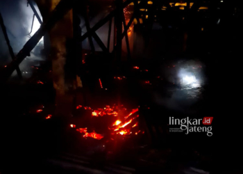 TERBAKAR: Kondisi kandang ayam milik Fadlil, warga Mesu RT 02 RW 06, Bonomerto, Kecamatan Suruh, Kabupaten Semarang pada Senin malam, 1 Januari 2024 sekitar jam 20.25 WIB terbakar, pada kejadian itu kerugian yang dialami pemilik kandang sendiri mencapai Rp 250 juta. (Dinas Poldam Kabupaten Semarang/Lingkarjateng.id)