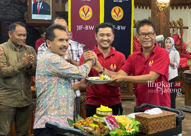 BERJABAT TANGAN: Sekda Jepara Edy Sujatmiko (kanan) mewakili Pj Bupati Jepara Edy Supriyanta membuka International Furniture -Buyer Weeks (JIFBW) yang digelar untuk kedua kalinya pada Selasa, 30 Januari 2024. (Kominfo Jepara/Lingkarjateng.id)