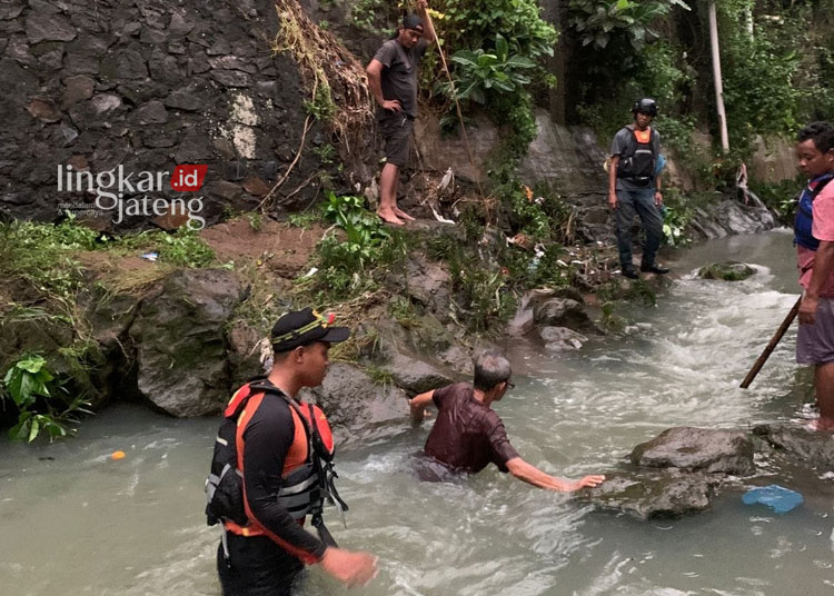 Proses pencarian bocah yang hanyut di Kali Kagok Kelurahan Wonotingal, Kecamatan Candisari oleh Tim SAR Basarnas Jawa Tengah. (Facebook Basarnas Jawa Tengah/Lingkarjateng.id)