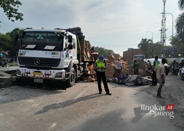 EVAKUASI: Anggota Satlantas Polres Demak sedang olah TKP dalam insiden laka di Karangtengah Demak, Jumat, 26 Januari 2024. (M. Burhanuddin Aslam/Lingkarjateng.id)