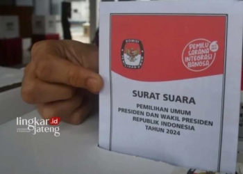 ILUSTRASI: Anggota KPPS memasukkan surat suara ke dalam kotak suara Pemilu 2024. (Antara/Lingkarjateng.id)