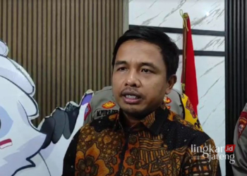 114 TPS di Demak Gelar Pemilu Susulan Pekan Ini, KPU Pastikan Tak Ada PSU 30 BERI KETERANGAN: Anggota KPU RI, Idham Holik saat ditemui awak media di Kantor KPU Demak, Rabu, 21 Februari 2024. (M. Burhanuddin Aslam/Lingkarjateng.id)