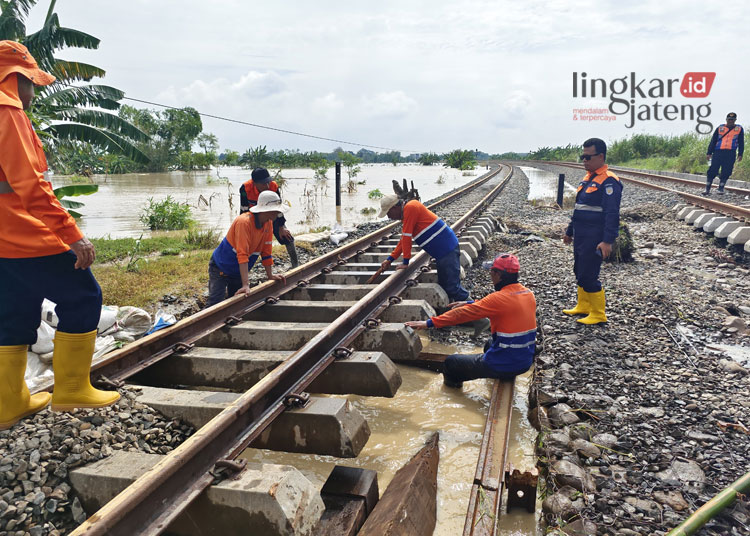 PEMBENAHAN JALUR: Pembenahan jalur Kereta Api (KA) imbas dari banjir di Gubug, Grobogan terus dilakukan sampai saat ini, pihak PT KAI Daop 4 Semarang mengaku ada 11 Kereta Api yang berdampak perjalanannya karena banjir di Gubuq tersebut pada Selasa, 6 Februari 2024. (Humas PT KAI Daop 4 Semarang/Lingkarjateng.id)