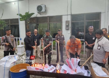 MEMBAKAR: KPU Grobogan memusnahkan surat suara cacat sehari jelang pemilu 2024. (Dok. KPU Grobogan/Lingkarjateng.id)