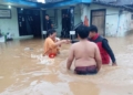 2 Desa di Kabupaten Semarang Banjir Sore Ini, BPBD Masih Data Warga Terdampak 29 EVAKUASI: Tim TRC BPBD Kabupaten Semarang mengevakuasi warga dari banjir di Asinan, Kecamatan Bawen pada Rabu, 7 Februari 2024. (Dok. Warga Asinan dan Tambakrejo/Lingkarjateng.id)