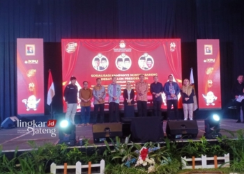 FOTO BERSAMA: Jajaran KPU Jateng foto bersama sebelum nobar debat capres putaran terakhir pada Minggu, 4 Februari 2024. (Unggul Priambodo/Lingkarjateng.id)