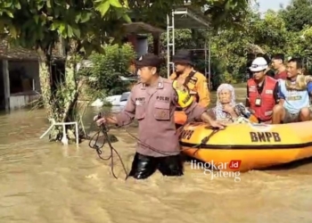 EVAKUASI: Tim TRC BPBD Demak mengevakuasi warga terdampak banjir pada Rabu, 7 Februari 2024. (Dok. BPBD Demak/Lingkarjateng.id)
