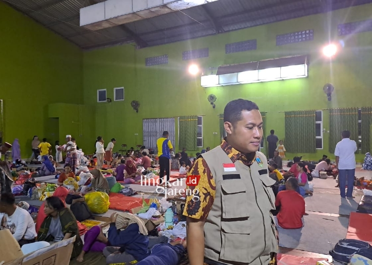 MENGUNGSI: Korban banjir Demak saat menempati posko pengungsian di Kabupaten Kudus. (Dok. Warga Jati Kudus/Lingkarjateng.id)