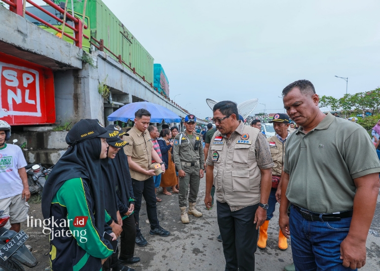 MENINJAU: Penjabat Gubernur Jateng, Nana Sudjana (kedua dari kanan), bersama TNI-Polri meninjau dampak banjir di Demak pada Sabtu, 10 Februari 2024. (Dok. Pendam Diponegoro/ Lingkarjateng.id)