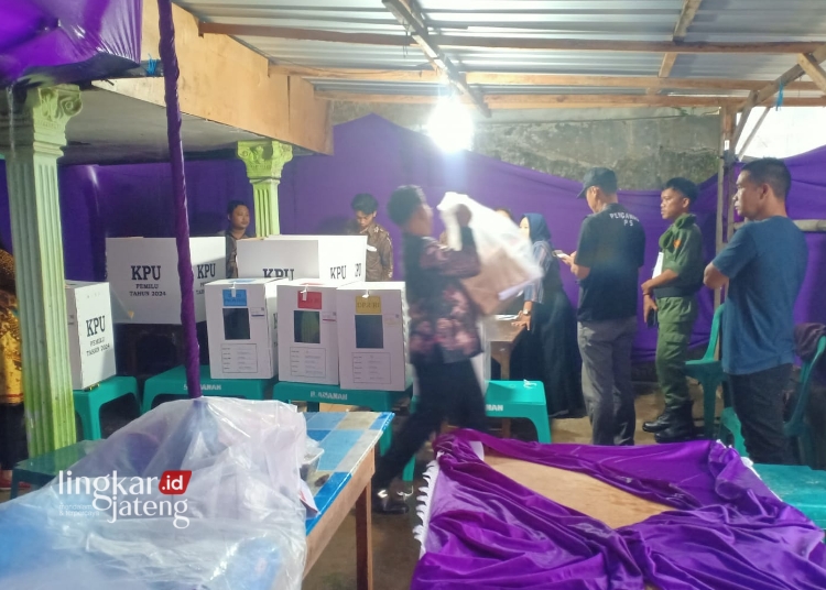 BERTUGAS: Petugas KPPS 006 Kelurahan Bandengan, Kecamatan/Kabupaten Kendal mengamankan surat suara, bilik suara dan kotak suara karena TPS bocor pada Rabu, 14 Februari 2024. (Dok. KPPS 006 Kendal/ Lingkarjateng.id)