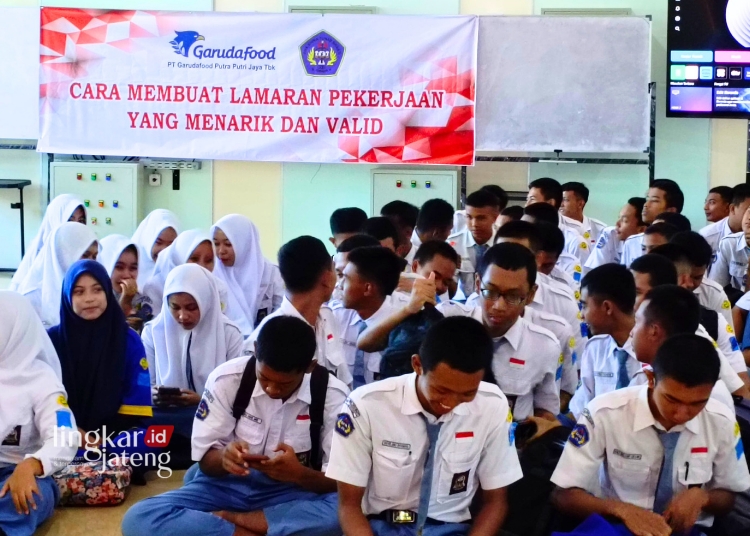 PERSIAPAN MASUK DUNIA KERJA: Siswa Kelas 12 SMK BTB Juwana, Kabupaten Pati, Jateng mendapat pembekalan tentang kebekerjaan dari tenaga profesional dari perusahaan ternama di Pati, Senin, 19 Februari 2024. (Vicky Rio/Lingkarjateng.id)