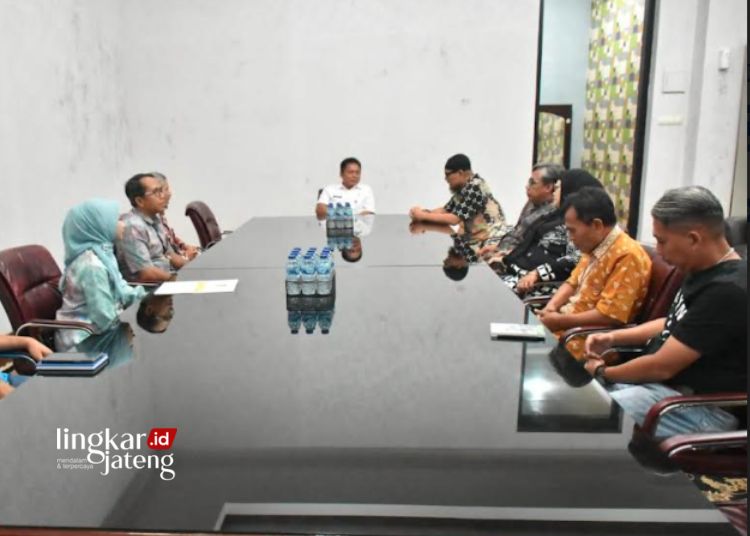 RAPAT: Penjabat Wali Kota Salatiga, Yasip Khasani (tengah) menerima audiensi dari pimpinan KPP Pratama Salatiga, Jumat, 16 Februari 2024. (Dok. Prokompim Setda Salatiga/Lingkarjateng.id)