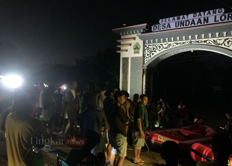 3banjir undaan demak warga mengungsi di tanggul sungai membuat tenda darurat untuk istirahat