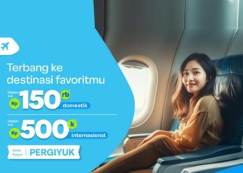 ILUSTRASI: Seorang perempuan sedang menikmati perjalanan udara untuk liburan. (Dok. Traveloka/Lingkarjateng.id)