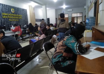 RAMAI: Puluhan warga sedang mengurus data kependudukan di Kantor Dinas Pendidikan dan Kebudayaan (Disdukcapil) Kabupaten Pati, pada Kamis, 1 Februari 2024. (Setyo Nugroho/Lingkarjateng.id)