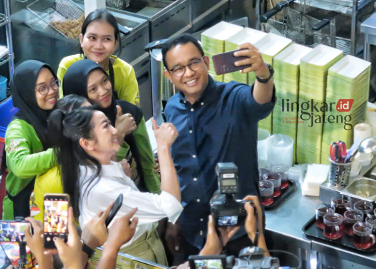BERSWAFOTO: Calon presiden nomor urut 01, Anies Baswedan saat mengunjungi salah satu gerai makanan di Kota Semarang, yakni Lunpia Cik Me Me (LCM) di Jalan Gajahmada, Kota Semarang pada Selasa, 6 Februari 2024 lalu, dimana capres nomor 01 itu juga sempat berbincang dengan pendukungnya serta tokoh masyarakat dari Kota Semarang. (Dok. Lingkarjateng.id)