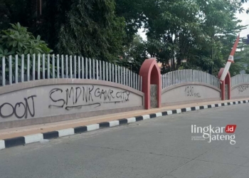 PENUH CORETAN: Aksi Vandalisme terjadi di tembok Taman Segitiga Emas Purwodadi, Kabupaten Grobogan. (Eko Wicaksono/Lingkarjateng.id)