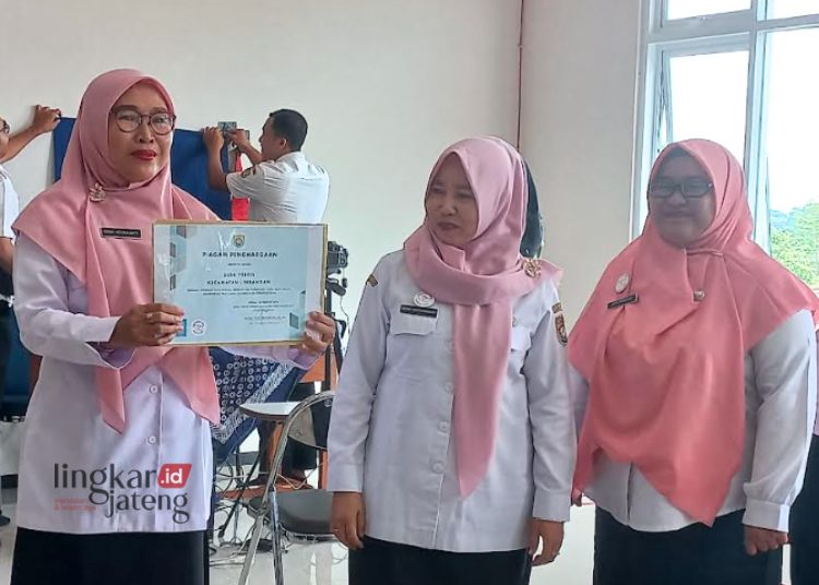Aktif Bantu Pelayanan Adminduk, Dispendukcapil Kendal Beri Penghargaan Desa Peron 25 BANGGA: Kepala Desa Peron, Erna Herawati, mendapat penghargaan dari Dispendukcapil Kendal lantaran aktif bantu pelayanan adminduk, Rabu, 21 Februari 2024. (Robison/Lingkarjateng.id)